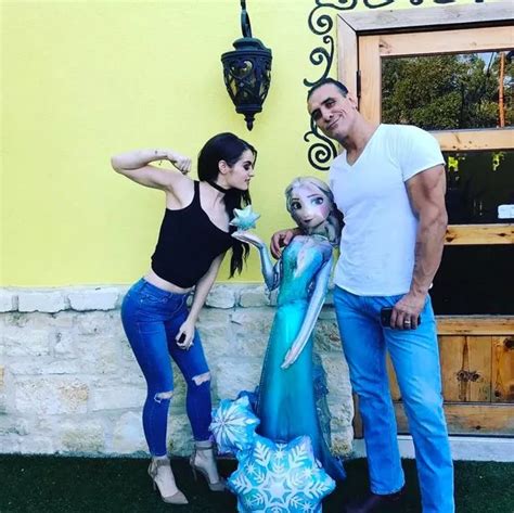 WWE star Paige and Alberto Del Rio keep fans guessing with。